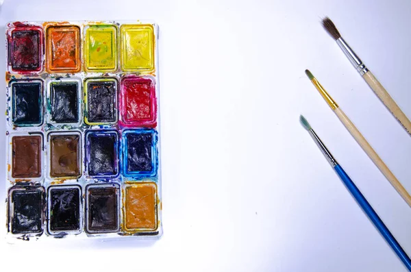 Palette Avec Aquarelles Pinceaux Pour Peintures Sur Fond Blanc Peintures — Photo