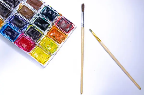 Palette Avec Aquarelles Pinceaux Pour Peintures Sur Fond Blanc Peintures — Photo