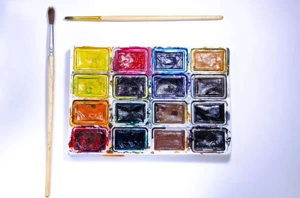 Palette Avec Aquarelles Pinceaux Pour Peintures Sur Fond Blanc Peintures — Photo