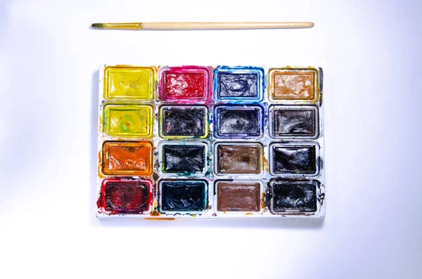 Paleta Com Aquarelas Pincéis Para Tintas Sobre Fundo Branco Tintas — Fotografia de Stock