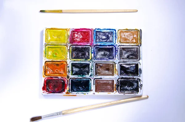 Palette Mit Aquarellen Und Pinseln Für Farben Auf Weißem Hintergrund — Stockfoto