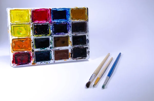 Palette Avec Aquarelles Pinceaux Pour Peintures Sur Fond Blanc Peintures — Photo