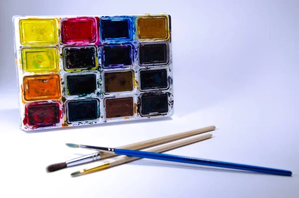 Palet Met Aquarellen Penselen Voor Verven Een Witte Achtergrond Aquarel — Stockfoto