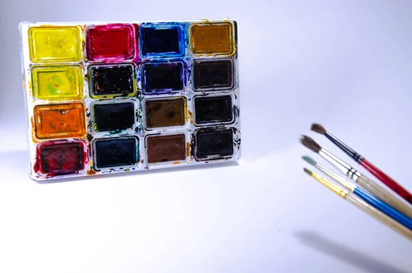 Paleta Con Acuarelas Pinceles Para Pinturas Sobre Fondo Blanco Pinturas — Foto de Stock