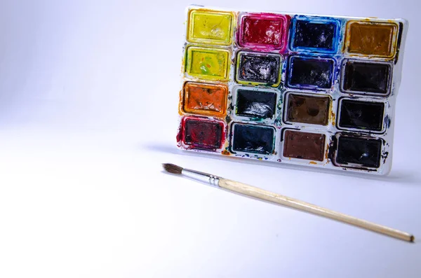 Palet Met Aquarellen Penselen Voor Verven Een Witte Achtergrond Aquarel — Stockfoto