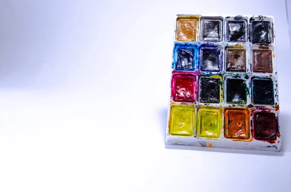Paleta Com Aquarelas Pincéis Para Tintas Sobre Fundo Branco Tintas — Fotografia de Stock