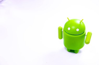 Nisan 2019. Los Angeles, Amerika Birleşik Devletleri. Beyaz bir arka plan ve bir akıllı telefon ile Yeşil plastik Android rakam. Şekil, logo Android, Google