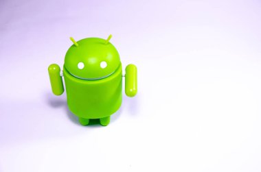 Nisan 2019. Los Angeles, Amerika Birleşik Devletleri. Beyaz bir arka plan ve bir akıllı telefon ile Yeşil plastik Android rakam. Şekil, logo Android, Google