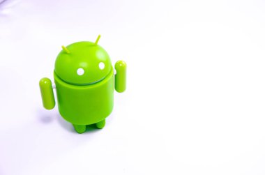 Nisan 2019. Los Angeles, Amerika Birleşik Devletleri. Beyaz bir arka plan ve bir akıllı telefon ile Yeşil plastik Android rakam. Şekil, logo Android, Google