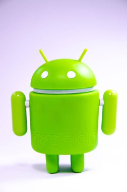 Nisan 2019. Los Angeles, Amerika Birleşik Devletleri. Beyaz bir arka plan ve bir akıllı telefon ile Yeşil plastik Android rakam. Şekil, logo Android, Google