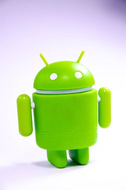 Nisan 2019. Los Angeles, Amerika Birleşik Devletleri. Beyaz bir arka plan ve bir akıllı telefon ile Yeşil plastik Android rakam. Şekil, logo Android, Google