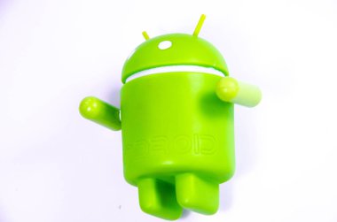 Nisan 2019. Los Angeles, Amerika Birleşik Devletleri. Beyaz bir arka plan ve bir akıllı telefon ile Yeşil plastik Android rakam. Şekil, logo Android, Google