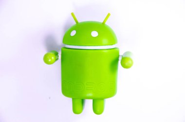 Nisan 2019. Los Angeles, Amerika Birleşik Devletleri. Beyaz bir arka plan ve bir akıllı telefon ile Yeşil plastik Android rakam. Şekil, logo Android, Google