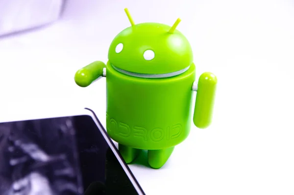 Nisan 2019. Los Angeles, Amerika Birleşik Devletleri. Beyaz bir arka plan ve bir akıllı telefon ile Yeşil plastik Android rakam. Şekil, logo Android, Google