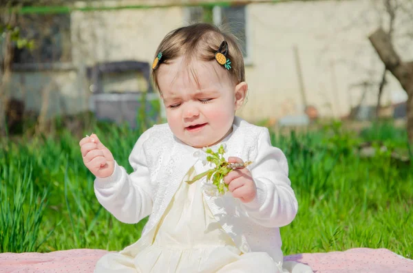 Bebé Con Ropa Brillante Una Tela Cuadros Color Rosa Sobre — Foto de Stock