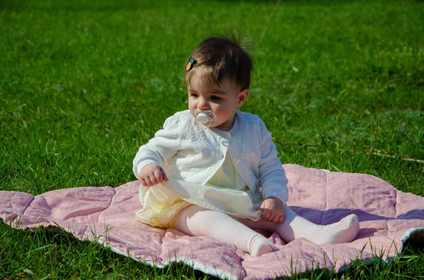 Μωρό Φωτεινά Ρούχα Ένα Ροζ Καρό Πράσινο Γρασίδι Στο Πάρκο — Φωτογραφία Αρχείου