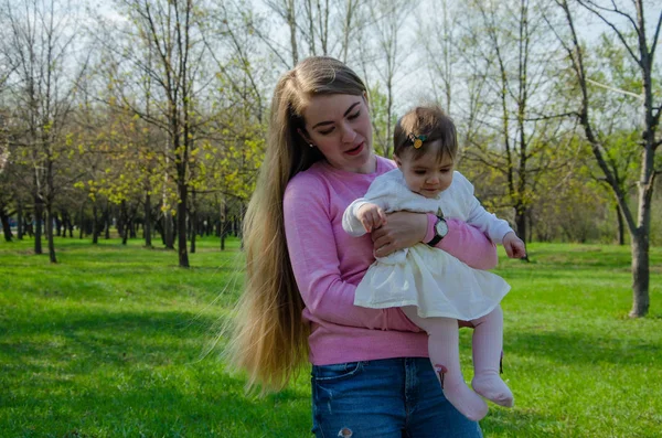 Mutter Mit Baby Heller Kleidung Auf Einem Rosa Karo Auf — Stockfoto