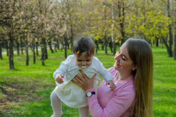 Mamá Con Bebé Ropa Brillante Una Tela Cuadros Color Rosa — Foto de Stock