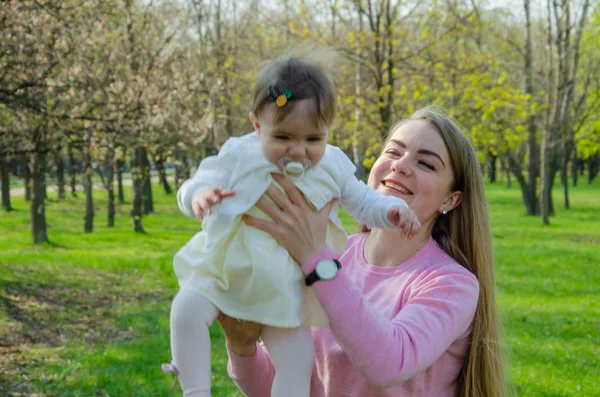 Maman Avec Bébé Vêtements Lumineux Sur Plaid Rose Sur Droite — Photo