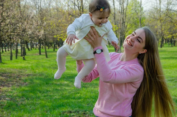 Mamma Con Bambino Abiti Vivaci Plaid Rosa Sulla Destra Verde — Foto Stock