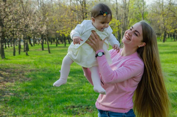 Mamma Con Bambino Abiti Vivaci Plaid Rosa Sulla Destra Verde — Foto Stock