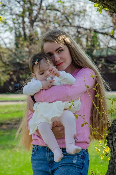 Mutter Mit Baby Heller Kleidung Auf Einem Rosa Karo Auf — Stockfoto