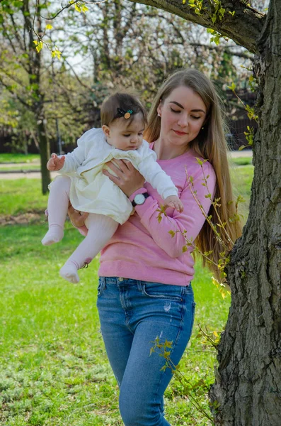 Μαμά Μωρό Φωτεινά Ρούχα Ένα Ροζ Καρό Στο Πράσινο Δεξιά — Φωτογραφία Αρχείου