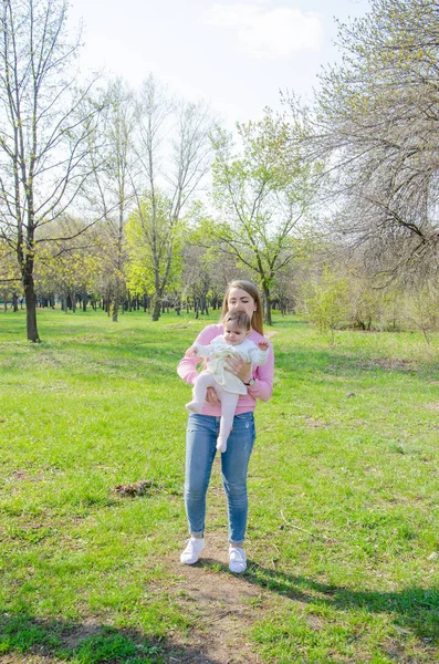 Мама Ребенком Яркой Одежде Розовой Клетке Справа Семья Отдыхает Парке — стоковое фото