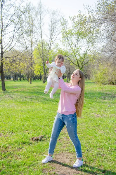 Mamma Con Bambino Abiti Vivaci Plaid Rosa Sulla Destra Verde — Foto Stock