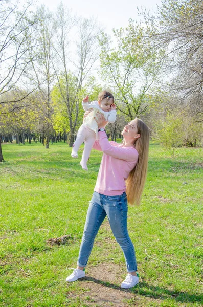 Mutter Mit Baby Heller Kleidung Auf Einem Rosa Karo Auf — Stockfoto