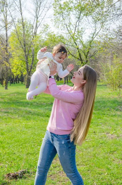 Mamma Con Bambino Abiti Vivaci Plaid Rosa Sulla Destra Verde — Foto Stock