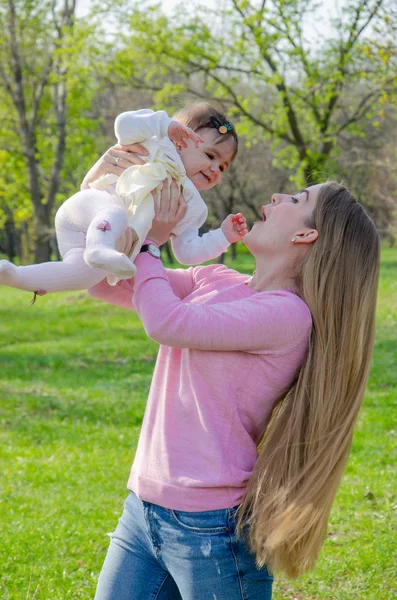 Mutter Mit Baby Heller Kleidung Auf Einem Rosa Karo Auf — Stockfoto