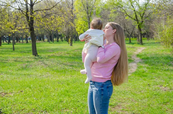 Mãe Com Bebê Roupas Brilhantes Uma Xadrez Rosa Direita Verde — Fotografia de Stock