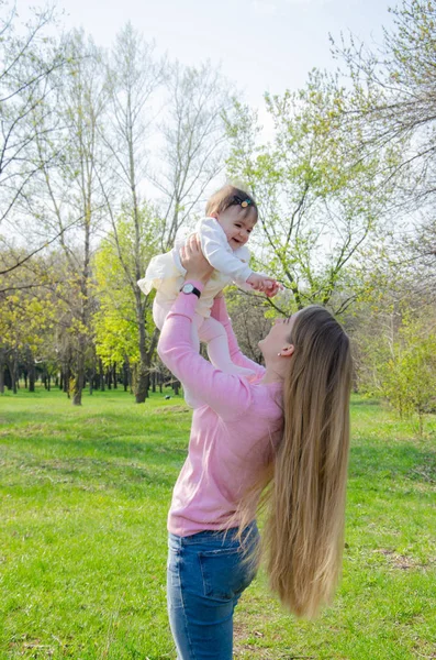 Mom Baby Bright Clothes Pink Plaid Green Right Family Resting — Stock Photo, Image