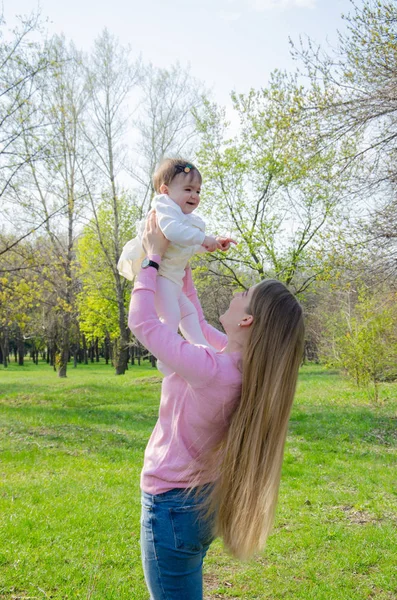 Mamma Med Baby Ljusa Kläder Rosa Pläd Den Gröna Höger — Stockfoto