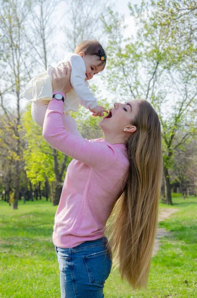 Mãe Com Bebê Roupas Brilhantes Uma Xadrez Rosa Direita Verde — Fotografia de Stock