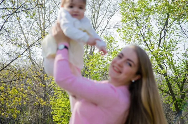 Yeşil Sağ Pembe Ekose Parlak Giysiler Içinde Bebek Ile Anne — Stok fotoğraf