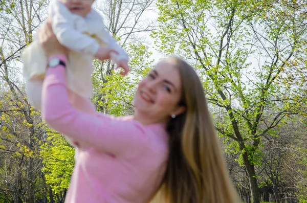 Mamma Med Baby Ljusa Kläder Rosa Pläd Den Gröna Höger — Stockfoto