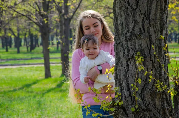 Mamá Con Bebé Ropa Brillante Una Tela Cuadros Color Rosa — Foto de Stock