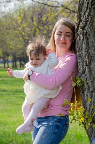 Mamá Con Bebé Ropa Brillante Una Tela Cuadros Color Rosa —  Fotos de Stock