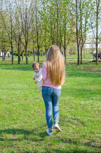 Maman Avec Bébé Vêtements Lumineux Sur Plaid Rose Sur Droite — Photo