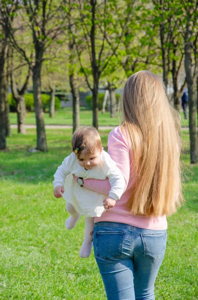 Mutter Mit Baby Heller Kleidung Auf Einem Rosa Karo Auf — Stockfoto