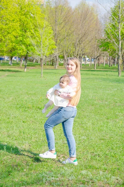 Moeder Met Baby Heldere Kleren Een Roze Plaid Groene Rechts — Stockfoto