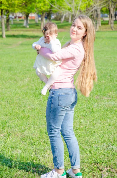 Mutter Mit Baby Heller Kleidung Auf Einem Rosa Karo Auf — Stockfoto