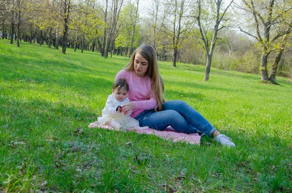 Mutter Mit Baby Heller Kleidung Auf Einem Rosa Karo Auf — Stockfoto