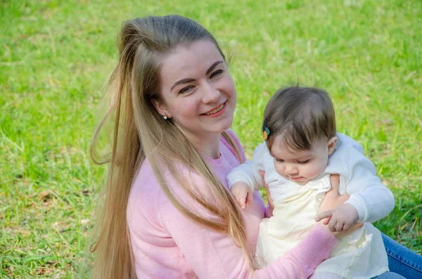 Mutter Mit Baby Heller Kleidung Auf Einem Rosa Karo Auf — Stockfoto