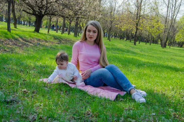 Mutter Mit Baby Heller Kleidung Auf Einem Rosa Karo Auf — Stockfoto