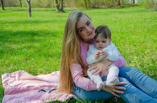 Mamá Con Bebé Ropa Brillante Una Tela Cuadros Color Rosa —  Fotos de Stock