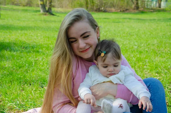 Mamma Med Baby Ljusa Kläder Rosa Pläd Den Gröna Höger — Stockfoto