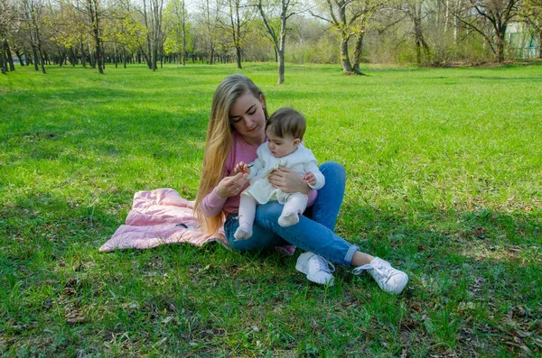 Mutter Mit Baby Heller Kleidung Auf Einem Rosa Karo Auf — Stockfoto